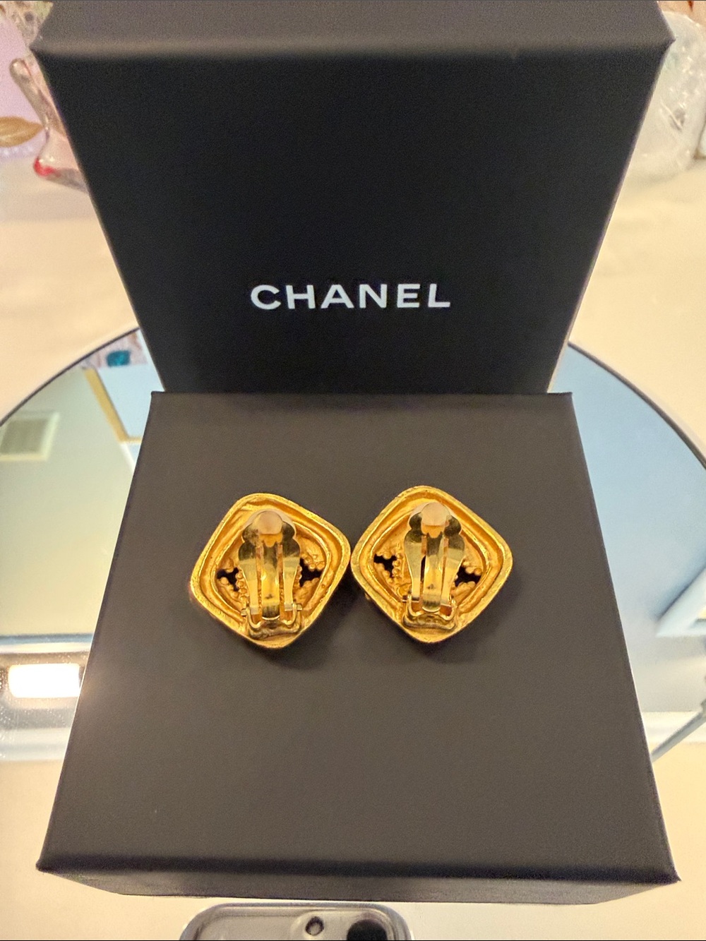 Chanel CC Logo Gold Clip-On Earrings - Picture 5 of 9